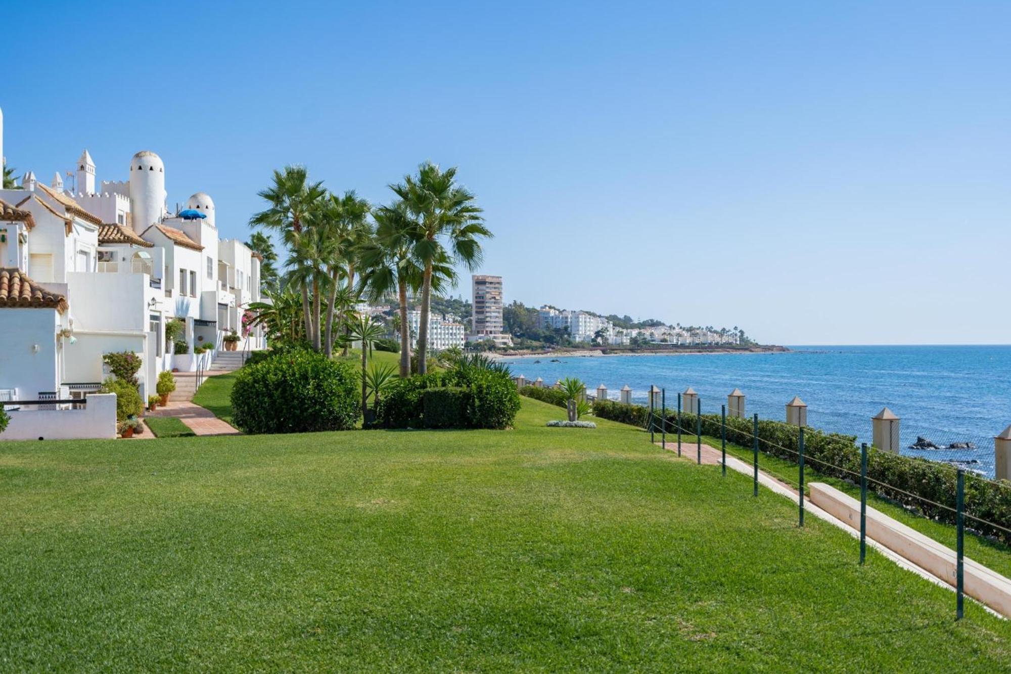 Cosy Apartment With Direct Access To The Sea Mijas Dış mekan fotoğraf